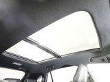 室内に心地いい解放感を与えてくれるムーンルーフです。