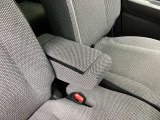 【アームレスト】運転席には、長距離ドライブに優しいアームレストが装備しています。