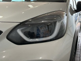 LEDヘッドライトは、点灯の瞬間から最大光量を発揮し、突然暗くなるトンネルなどでの安定感を高めます。
