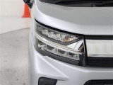 暗い夜道も明るく照らします。LEDヘッドライト装着車。夜間のドライブも安心ですね♪