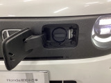 急速充電は車内のボタンを操作して開け、あとは充電コネクターを差すだけで充電開始します。簡単な充電操作と、フタの開け方を変えることで差し間違いを防げる安心感。