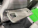 飲み物や食べ物を気軽に置ける格納式シートバックテーブルを、運転席と助手席の背もたれにご用意。車内の休憩も快適です!