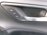 運転席に、ステアリング、シート、ドアミラーのポジションを記憶。乗るたびにその状態を再現します。