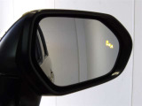 隣の車線を走る車を検知し後側方からの車や急接近してくる車をドアミラーのインジケーターを点灯させることで知らせてくれます。