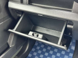 助手席側にあるグローブボックスには車検証もバッチリ入ります♪