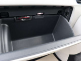 認定中古車保証1年間距離無制限の保証とロードアシスタンスサービスが全車に付帯されています。また、1年間または2年間の延長保証(有償)もご利用いただけます。