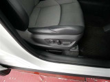 パワーシート搭載。微妙な調整が手軽にでき、ちょうど良いポジションで運転することが可能です。