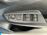 運転席のスイッチで全てのウィンドウの開閉操作を行うことができます。ロックボタンをONにしておくと、運転席以外のウィンドウは作動しないのでお子様を乗せているときなども安心ですね♪