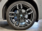 【BMWアロイホイル】軽量かつ強度に拘ったアロイホイル。走行性能ポテンシャルを引き出す設計。車の足元を引き締めてくれる大きなポイントはアロイホイルです。