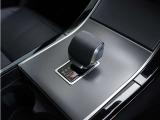 先進の運転支援システムを搭載。走行中の周囲の状況を検知し、ドライバーの安全運転をサポートします。日常の移動からロングドライブまで、安心感を高めてくれる装備です。
