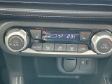 オートエアコンで快適な車内でドライブを楽しめます。運転席・助手席はシートヒーター付きになります。