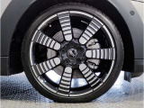 アロイは英語で合金を意味しますが、車の世界ではアルミ製のホイールを指します。大衆車のホイールは製造コストが安いスチール(鉄)でできていますが、アルミ(アルミ合金)製ホイールは軽いのが特徴です。