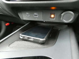 スマホを置くだけで充電してくる置くだけ充電機能が付いております。