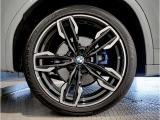 【BMWアロイホイル】軽量かつ強度に拘ったアロイホイル。走行性能ポテンシャルを引き出す設計。車の足元を引き締めてくれる大きなポイントはアロイホイルです。