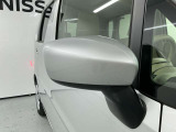 【ドアミラー】主な役割は、運転席からは見えない車の側面や斜め後方の状況を確認し、安全な運転をサポートすることです。車線変更・後続車両の確認・そして死角の低減に貢献します。