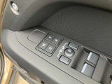 【メモリーシート】3か所のシート位置が記憶できます。これによりロングドライブ等でドライバーが変わっても瞬時に座席位置を変更する事が可能です。