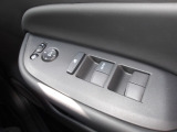 運転席のスイッチで全てのウィンドウの開閉操作を行うことができます。ロックボタンをONにしておくと、運転席以外のウィンドウは作動しないのでお子様を乗せているときなども安心ですね♪
