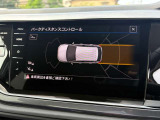 障害物との距離をセンサーで検知するパークディスタンスコントロール。音とディスプレイ表示で駐車時の安心感を高めます。