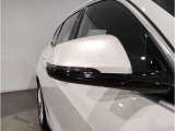 ドアミラーにはLEDウインカーが埋め込まれており、対向車からの視認性を高めております。