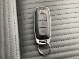 インテリジェントキーです。キーを取り出す事なく、車両のボタン操作だけてドアロック操作やエンジン始動等が可能です。