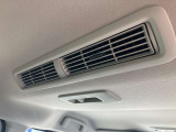 リヤシーリングファン◆風を後席にも送風。空気を効率的に循環させることで、室内空間の温度を均一に保ちます。エアコンを使わないときでも、送風することによって、後席でも心地よく過ごすことができます♪