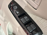 狭い駐車場で便利な電動格納ドアミラーが付いています。