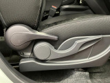 【運転席シートリフター】 体格に合わせたドライビングポジションに調整できます。