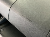 【助手席エアバッグ】SRSエアバッグとはシートベルトの働きを補助して衝突した時に乗員の衝撃を軽減するシートベルト併用式エアバッグ。前面衝突時に瞬時に膨らみ、頭部と胸部の衝撃を軽減します。
