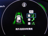 路外逸脱抑制機能・車両が車線を外れそうな場合に、ステアリング振動と表示で警告し、車線内へ戻すようにステアリングを制御します。