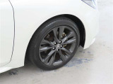 装着タイヤサイズは、215/45R17です。純正アルミホイールを装着しております。