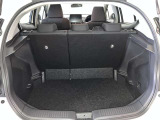 バックドアを上げた状態です。シートを倒せば荷室のスペースが広くなります!用途に合わせて快適な室内を!