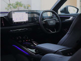 内装はシンプルに使い勝手を考え作られています。お車を運転する感覚をダイレクトに体感して頂けます。室内も広くロングドライブにも快適にお過ごしいただけます。