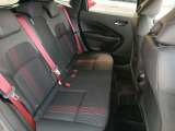 NISMO専用シート(専用ファブリック/合皮コンビ・レッドステッチ)リヤ右側から
