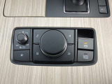 コマンダーコントロール。スイッチを探すことなく自然に手を下した位置に配置。手元を見ることなく、各種操作が行えます。