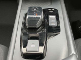 電制シフト。手のひらで包むようにして、手首を軽く動かすだけでシフトできる、マウス感覚のシフト。