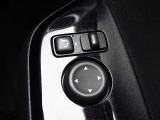 【電動格納ドアミラー】狭い駐車場で便利な電動格納ドアミラーが付いています。