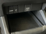 USB端子と12Vの端子が付いておりますのでお車でのお出かけに困りません。