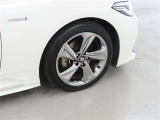 装着タイヤサイズは、225/45R18です。純正アルミホイールを装着しております。