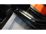 メルセデスジャパンが定めるサーティファイドカー(認定中古車)として登録を致しますので、納車時にはタイヤやバッテリー等も規定以下の数値であれば、整備代金を頂かず、無償で交換となります。ご安心下さい。