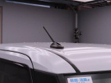 スタイリッシュなルーフアンテナを装備。ボディデザインに馴染むコンパクトな形状で、すっきりとした外観に仕上がっています。また、受信感度が良いのも特徴です。