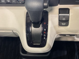 自然に手が届く距離に配置されたシフトレバー。