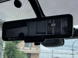 【インテリジェントルームミラー】車両後方のカメラ映像がミラー(液晶画面)に写るので、後席の人や荷物が写りこみません。夜間や悪天候でも視界が良好です♪