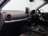 デコラティブパネル ダイヤモンドペイントフィニッシュ シルバーグレー/標準ヘッドライニング/LEDインテリアライティング/センターアームレスト (フロント)