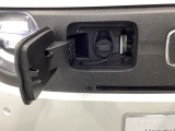 普通充電はフタを直接押し、充電コネクターを差すだけで充電開始します。