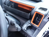 運転席にはドリンクホルダー完備!収納スペースもあって使い勝手良し!!