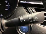 ライトスイッチです。「AUTO」にすると外の明るさに応じてスモールライト・ヘッドライトが自動でON・OFFします。夕暮れ時や屋内駐車場、トンネルなどに便利です。フォグランプもON・OFFできます。