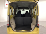 開口部も広く荷物の積み下ろしもしやすいお車となっております。4人乗りでも充分な荷室のスペースがあります。シートの背もたれは5:5の割合で分割して可倒できるので、長いお荷物などを載せることもできます。