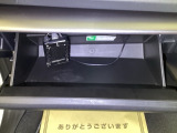 【グローブボックス】助手席の前にあるグローブボックスです。小物の収納に便利です。