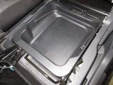 助手席下には、収納BOXが装備されておりシューズなどをしまって置くことが出来ます。また取り外せますので汚れ物を洗い場まで持って行けて便利ですね!