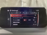 カメラが車線を認識してはみ出しそうになるとステアリングアシストが介入するレーン・キープ・アシストシステムを装備しております。お好みで作動・非作動の設定も可能です。